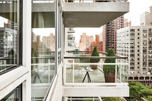 Many of the apartments come with free-floating terraces. (Photo: Adrian Graut)