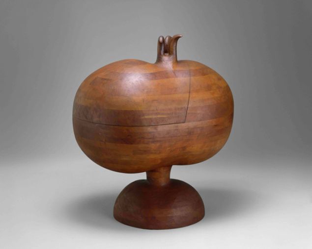 Wendell Castle, Blanket Chest, 1963. (Photo: Courtesy of the Memorial Art Gallery of the University of Rochester and Dirk Bakker/Detroit Institute of Arts)