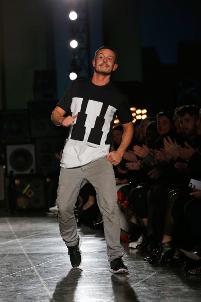 Designer Jonathan Saunders takes a bow (Photo: Tristan Fewings/Getty Images).
