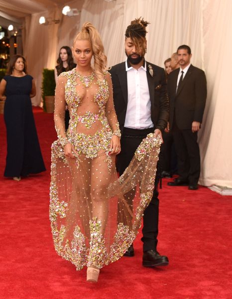 Beyoncé gets a hand from stylist Ty Hunter (Photo: Getty Images).