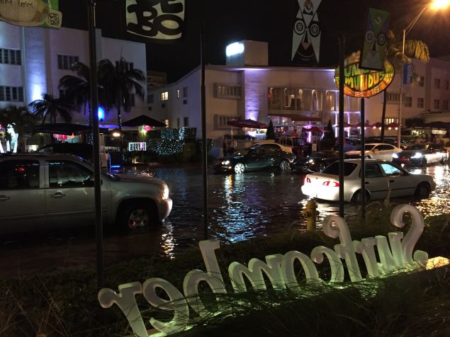 Flooding on Collins Avenue in Miami Beach on Thursday Night. (Photo: Alanna Martinez)