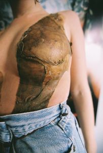 This close of the cast made on her body shows how the irregularities in the piece built up in a way she liked. (Photo: Esmay Wagermans)