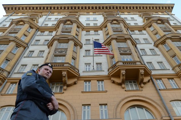 A Russian police officer patrols a street in front of the US Embassy in Moscow, the headquarters of US Agency for International Development (USAID ) Russia?s mission, on September 20, 2012. Russia said yesterday it had given USAID until October 1 to halt its work as the US aid agency was meddling in domestic politics, a move that risks sparking a new diplomatic crisis with Washington. AFP PHOTO / KIRILL KUDRYAVTSEV (Photo credit should read KIRILL KUDRYAVTSEV/AFP/GettyImages)