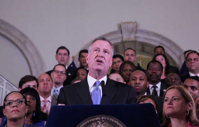 Mayor Bill de Blasio with members of the City Council and Speaker Melissa Mark-Viverito (right.) (Photo: William Alatriste for NYC Council)