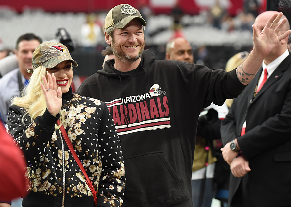 GLENDALE, AZ - DECEMBER 27: Gwen Stefani and Blake Shelton wave to fans prior to the NFL game between the Green Bay Packers and Arizona Cardinals at University of Phoenix Stadium on December 27, 2015 in Glendale, Arizona. (Photo by Norm Hall/Getty Images)