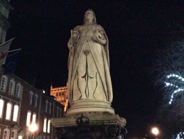 A Bristol artist drew genitalia on a statue of Queen Victoria. (Photo: @BertramFiddle via Twitter)