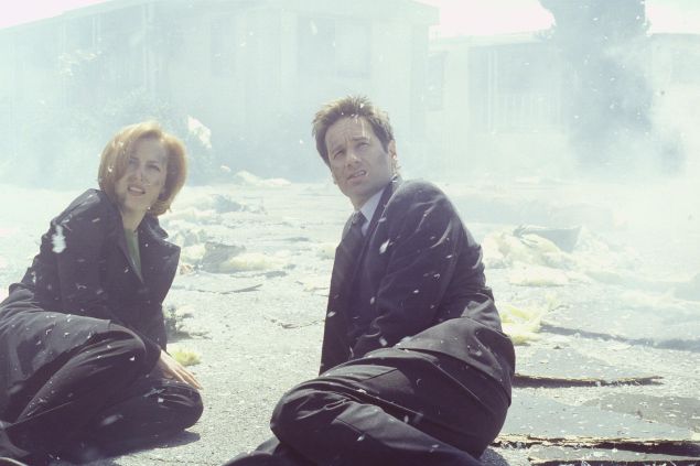 THE X-FILES - SEASON 7: Agents Scully (Gillian Anderson, L) and Mulder (David Duchovny, R) witness the repercussions of an unearthy force unleased on a small town in the ÒJe SouhaiteÓ episode of THE X-FILES which originally aired Sunday, May 14, 2000 (9:00-10:00 PM ET/PT) on FOX. ©2000FOX BROADCASTING CR:Larry Watson/FOX