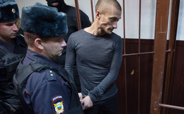 Russian artist Pyotr Pavlensky (C), accused of vandalism after torching the doors to the headquarters of the FSB security service. (Photo: Dmitry Serebryakov/AFP/Getty Images)