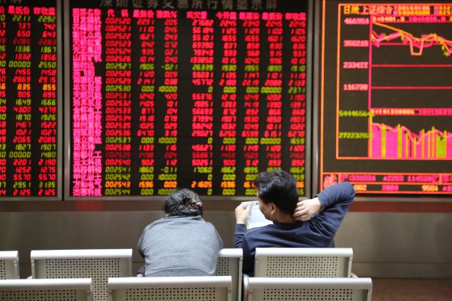 BEIJING, CHINA - JANUARY 06: (CHINA OUT) Investors observe stock market at an exchange hall on January 6, 2016 in Beijing, China. Chinese stock market rebounded after two days' decline. The Shanghai Composite Index rose 22.53 points, or 0.69% to 3310.24 points and Shenzhen Composite Index ran up 45.83, or 0.40% to 11513.89 points. (Photo by ChinaFotoPress)***_***