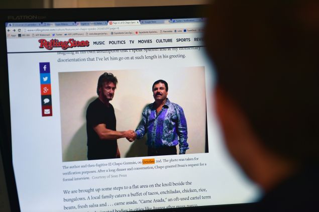 A man reads an article about drug lord Joaquin Guzman, aka "El Chapo", showing a picture of him (R) and US actor Sean Penn, on the website of Rolling Stone magazine, in Mexico City, on January 10, 2016. The Hollywood-worthy recapture of "El Chapo" took a stunning turn Sunday as authorities sought to question Penn over his interview with the Mexican drug kingpin. A federal official told AFP that the attorney general's office wants to talk with Penn and Mexican actress Kate del Castillo about their secretive meeting with Guzman in October, three months before his capture on January 8. AFP PHOTO / ALFREDO ESTRELLA / AFP / ALFREDO ESTRELLA (Photo credit should read ALFREDO ESTRELLA/AFP/Getty Images)