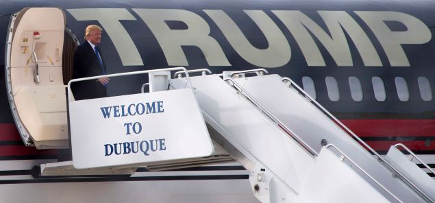 Republican Presidential Candidate Donald Trump arrives at Dubuque Regional Airport in Dubuque, Iowa, for a campaign event January 30, 2016, ahead of the Iowa Caucus. / AFP / JIM WATSON / ALTERNATE CROP (Photo credit should read JIM WATSON/AFP/Getty Images)