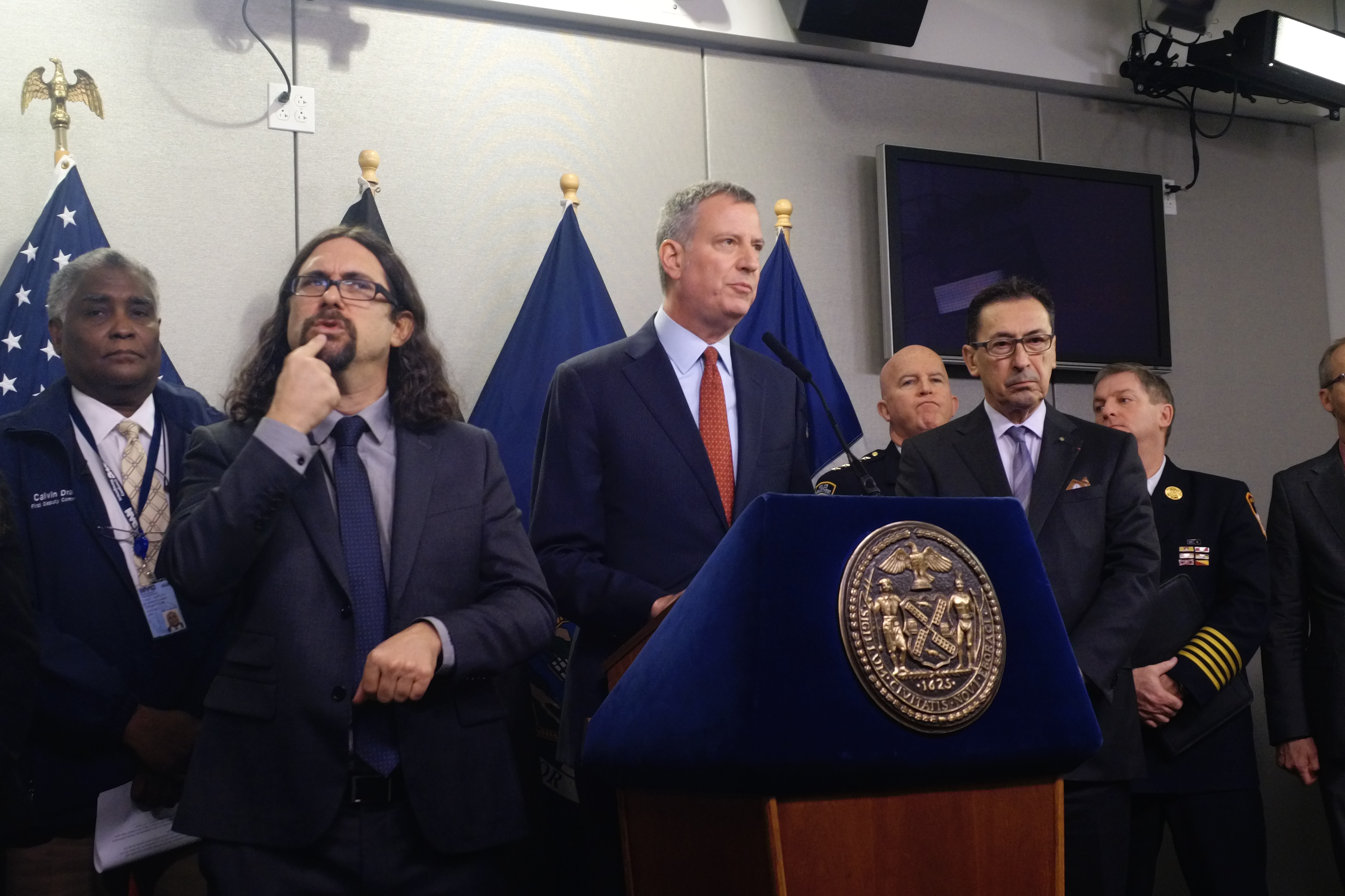 Mayor Bill de Blasio updates New Yorkers on an impending blizzard, with help from a sign language interpreter, at the Office of Emergency Management. (Photo: Jillian Jorgensen for Observer)