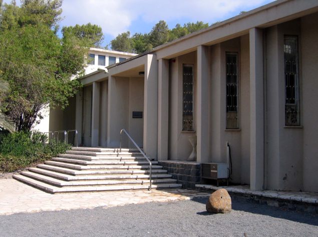 A student found a painting looted by Nazis during World War II at the Museum of Art Ein Harod in Israel. (Photo: Wikimedia Commons)