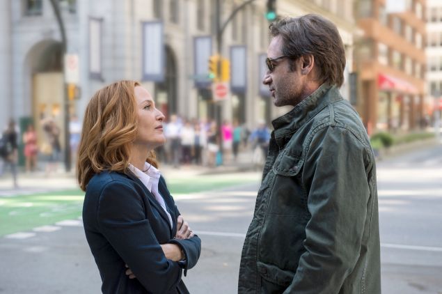 THE X-FILES: L-R: Gillian Anderson as Dana Scully and David Duchovny as Fox Mulder. The next mind-bending chapter of THE X-FILES debuts with a special two-night event beginning Sunday, Jan. 24 (10:00-11:00 PM ET/7:00-8:00 PM PT), following the NFC CHAMPIONSHIP GAME, and continuing with its time period premiere on Monday, Jan. 25 (8:00-9:00 PM ET/PT). The thrilling, six-episode event series, helmed by creator/executive producer Chris Carter and starring David Duchovny and Gillian Anderson as FBI Agents FOX MULDER and DANA SCULLY, marks the momentous return of the Emmy Award- and Golden Globe-winning pop culture phenomenon, which remains one of the longest-running sci-fi series in network television history. ©2015 Fox Broadcasting Co. Cr: Ed Araquel/FOX