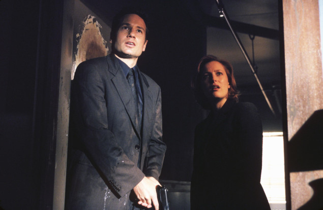 THE X-FILES - SEASON 7: Agent Fox Mulder (David Duchovny, L) and Agent Dana Scully (Gillian Anderson, R) investigate circumstances around a man who seems to be just a little too lucky in "The Goldberg Variation" episode of THE X-FILES which originally aired Sunday, Dec. 12 (9:00-10:00 PM ET/PT) on FOX. CR:Nicola Goode/FOX