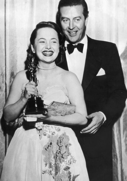 19th March 1947: Olivia de Havilland receives her Best Actress Oscar from actor Ray Milland (1907 - 1986) for her performance in 'To Each his Own', directed by Mitchell Leisen.