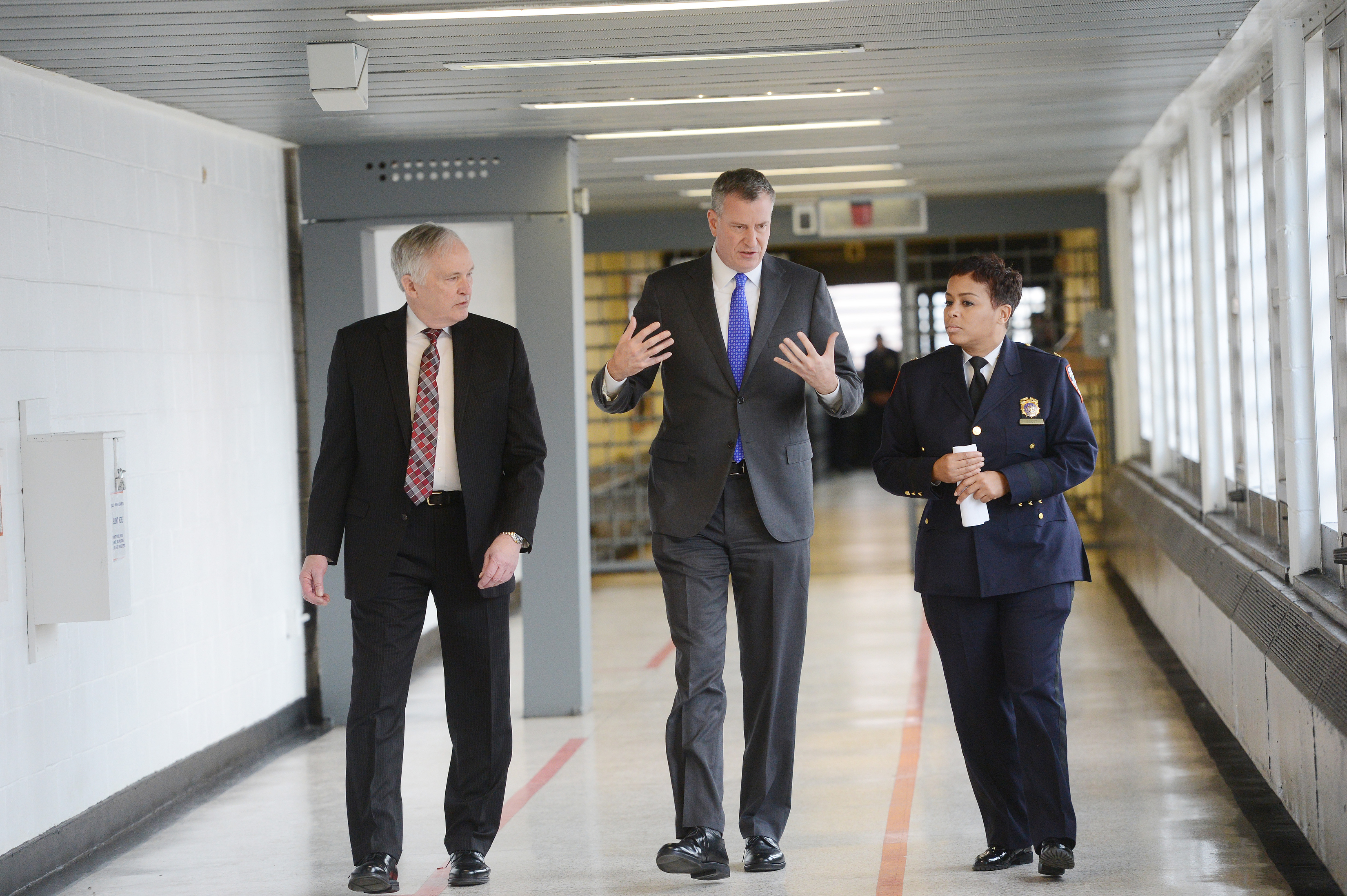 New York City Mayor Bill de Blasio, joined by Department Correction Commissioner Joe Ponte and Warden Becky Scott, talk during his tour of Second Chance Housing at Rikers Island on December 17, 2014 in New York City.