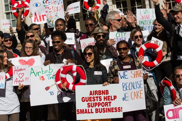 Supporters of Airbnb hold a rally at New York City Hall showing support for the company on October 30, 2015 in New York City. (Photo:Andrew Burton/Getty Images)