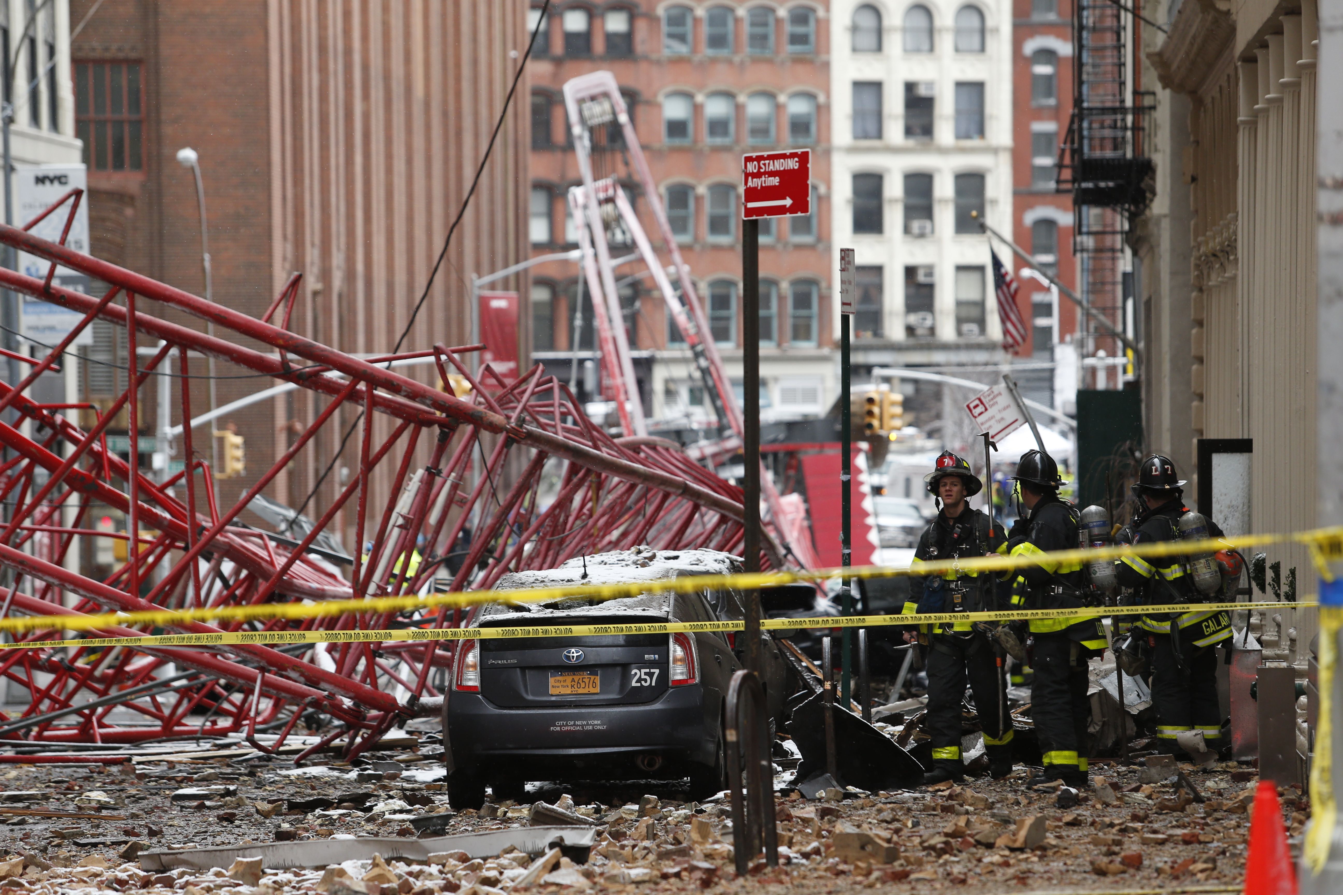 A general view of a massive construction crane that collapsed on a street in downtown Manhattan in New York on February 5, 2016. (KENA BETANCUR/AFP/Getty Images)