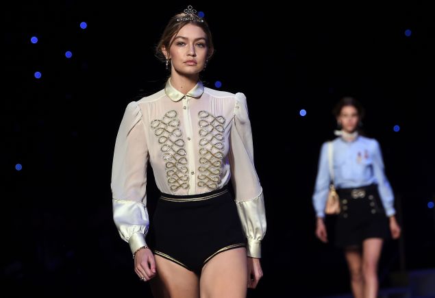 US model Gigi Hadid presents a creation by Tommy Hilfiger during the Fall 2016 New York Fashion Week on February 15, 2016, in New York. / AFP / Jewel Samad (Photo credit should read JEWEL SAMAD/AFP/Getty Images)