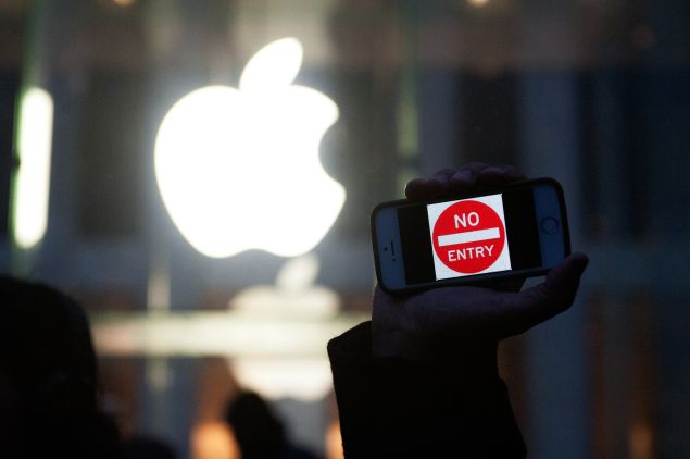 A protestor holds up an iPhone that reads, "No Entry" outside of the the Apple store on 5th Avenue on February 23, 2016 in New York City. Protestors gathered to support Apple's decision to resist the FBI's pressure to build a "backdoor" to the iPhone of Syed Rizwan, one of the two San Bernardino shooters. 