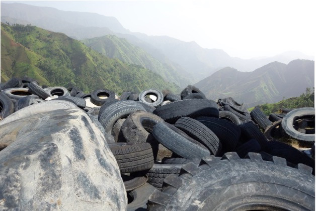 Instead of discarding tires, deux mains upcycles them and uses them as the soles of sustainable sandals for our fashion brand.