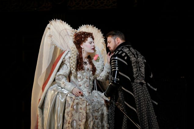 Sondra Radvanovsky as Elisabetta and Matthew Polenzani in the title role of Donizetti's Roberto Devereux. 