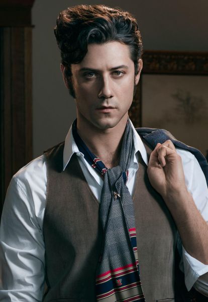 Hale Appleman as Eliot Waugh in The Magicians. 
