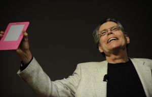 Stephen King with his custom Amazon Kindle device in 2009.