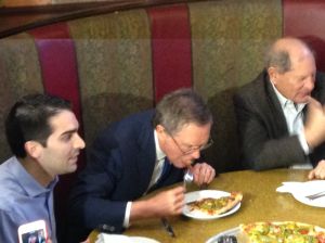 Gov. John Kasich eats pizza with a fork.