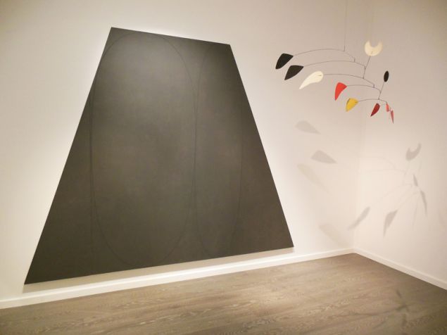 Robert Mangold, Plane/Figure VI, 1992 and Alexander Calder, La mezza Luna per un lunatico, 1967.