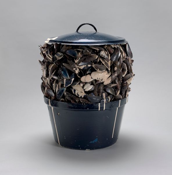 Marcel Broodthaers, Triomphe de moule I (Triumph of mussel I) 1965.