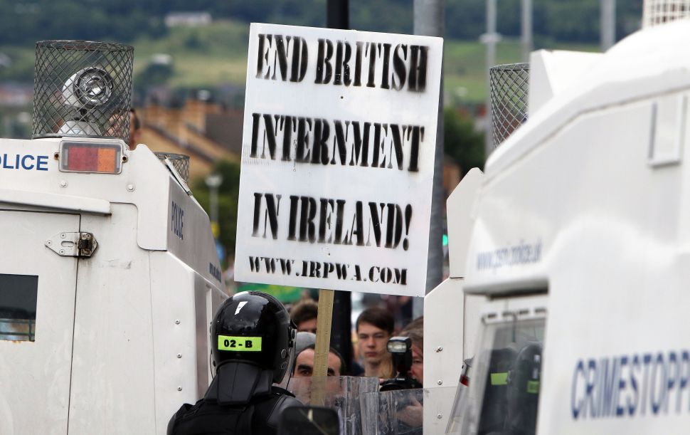 Police stop an anti-internment parade in north Belfast, northern Ireland, on August 9, 2015. The annual march that is organised to mark the introduction of internment without trial during the height of the Troubles in August 1971, was stopped by police from entering Belfast city centre, after the parade had defied a Parade Commission ruling. AFP PHOTO / PAUL FAITH