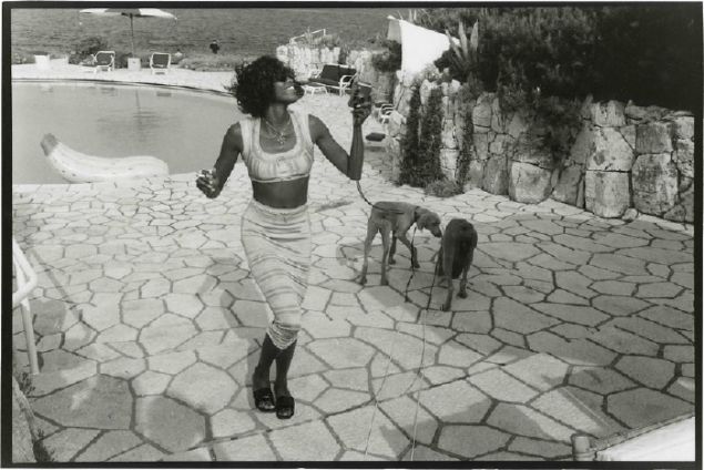 Jean Pigozzi, Naomi Campbell with Mick and Bono (the dogs), (1993).