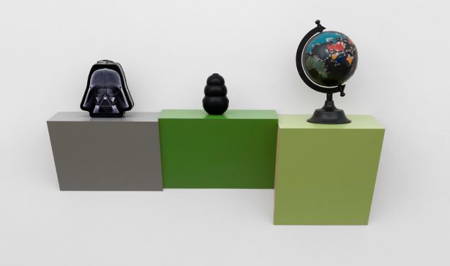 Haim Steinbach, Untitled (lunchbox, kong, globe), 2015.