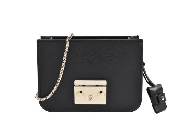 After buying the lightweight base of the bag, different flaps can be attached