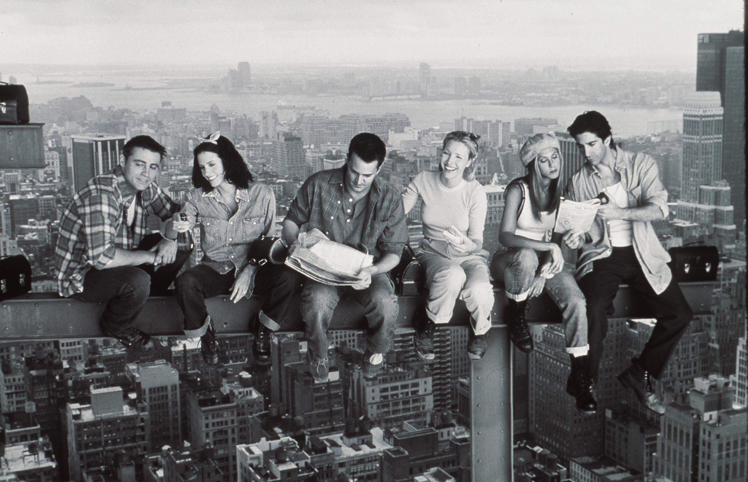 Matthew Perry, Jennifer Aniston, Courteney Cox, Matt Le Blanc, Lisa Kudrow, And David Schwimmer Star In The 1999 Season Of 'Friends.'