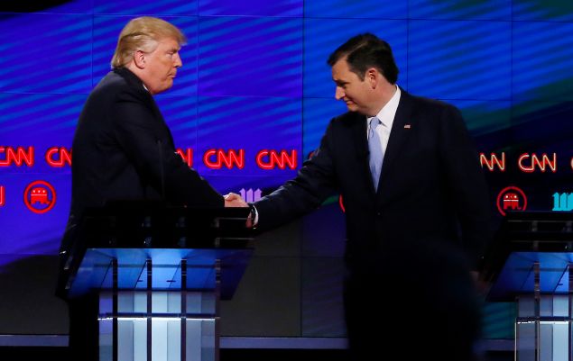 Donald Trump (L) shakes hands with Texas Senator Ted Cruz (R) following the CNN Republican Presidential Debate March 10, 2016 in Miami, Florida. / AFP / RHONA WISE