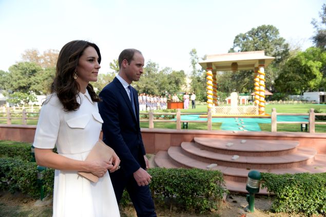 Britain's Prince William, Duke of Cambridge(R)and his wife Catherine, Duchess of Cambridge walk as they pay tribute during a visit to Gandhi Smiriti, an Indian museum dedicated to Mahatma Gandhi in New Delhi on April 11, 2016. / AFP / PRAKASH SINGH 