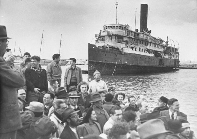 Jewish refugees arrive in Israel in 1948.