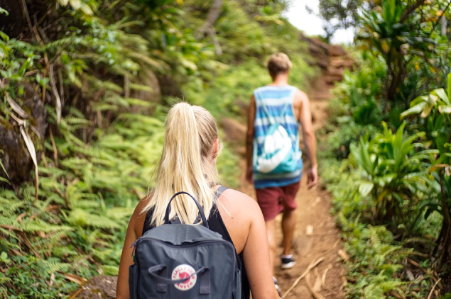 A couple hiking (unclear if it's their first date)