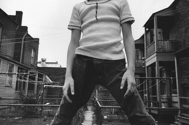 Mark Cohen, Defiant Girl up on Fence, 1973.