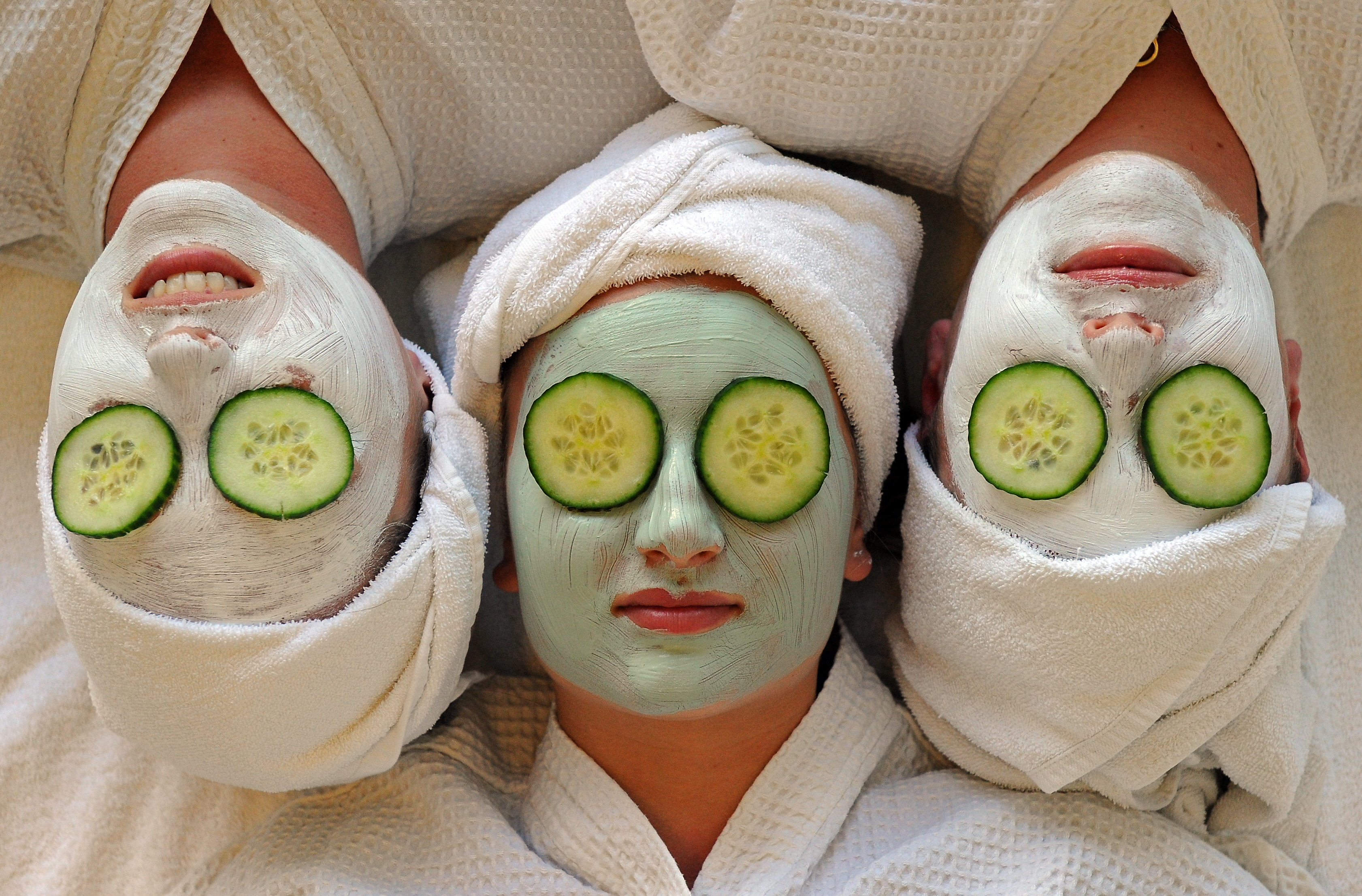 Women undergo facial beauty treatments at the spa on Daydream Island in the Whitsundays archipelago off Queensland on July 12, 2010. Australians are escaping the unusually cold and wet winter in the south of the country to holiday on tropical islands off the eastern seaboard. AFP PHOTO / Torsten BLACKWOOD 