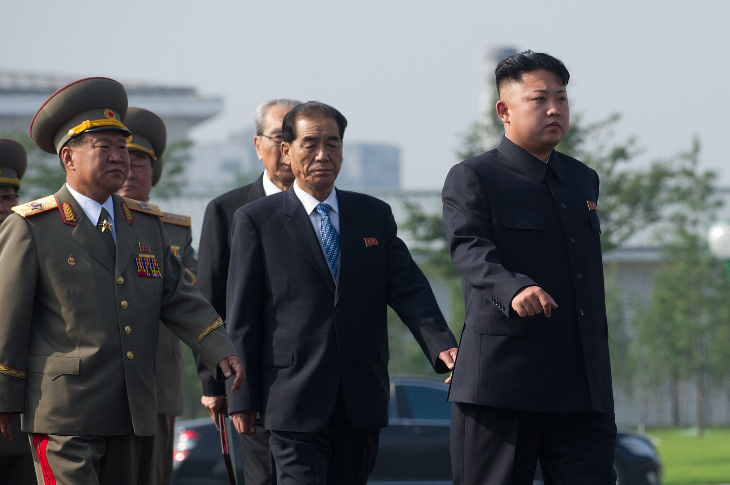 North Korean leader Kim Jong-Un (R)