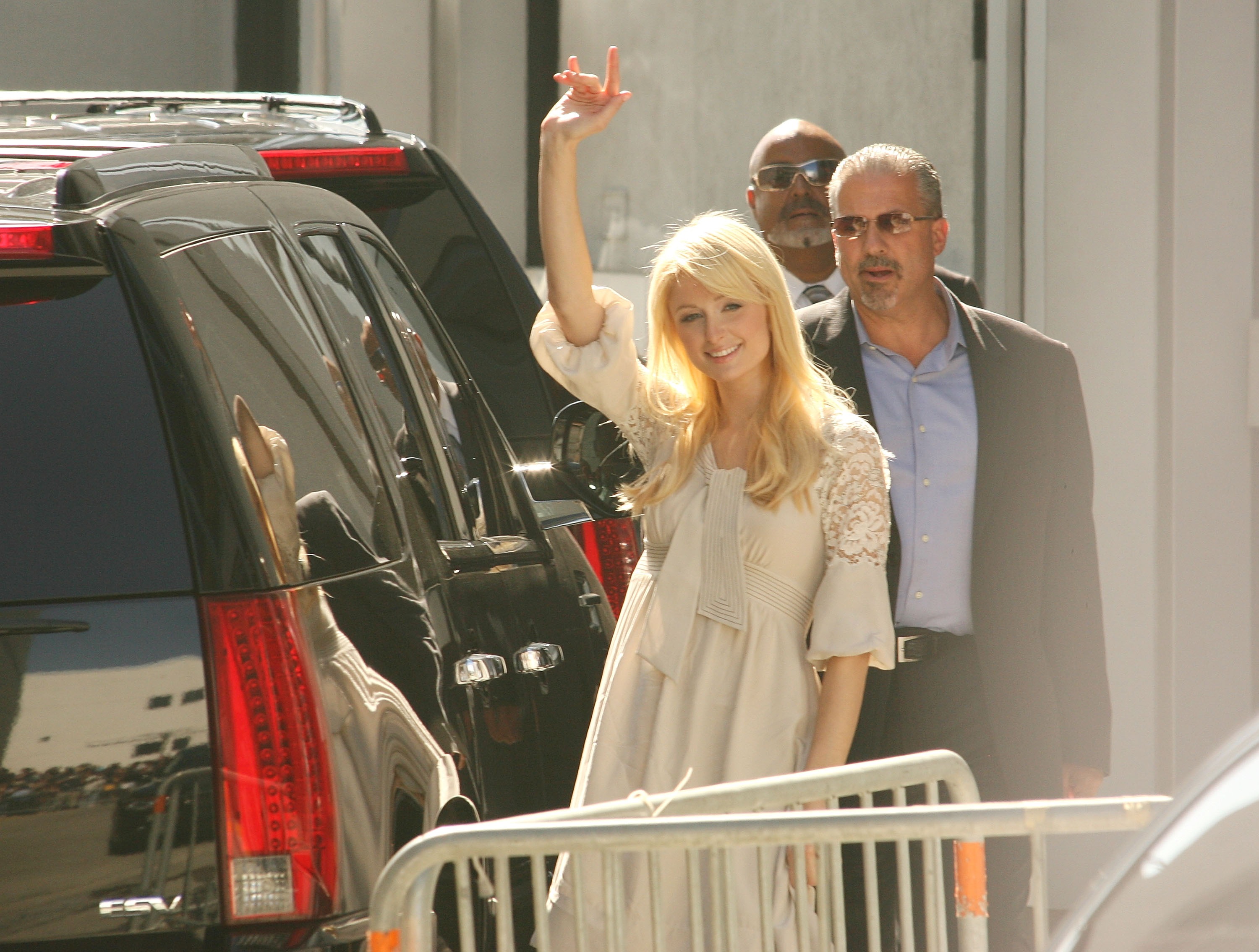 LOS ANGELES, CA - JUNE 27: Paris Hilton waves as she leaves the CNN building for an interview with Larry King on June 27, 2007 in Los Angeles, California.