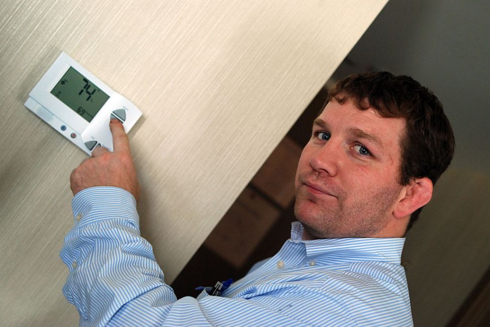 Chief engineer Ryan Egan demonstrates a new smart thermostat system installed at Chicago's riverside Sheraton hotel which will cut energy bills by $136,000 a year on November 29, 2012 in Chicago. Chicago's skyline is going green, as property managers install energy efficient tools like motion-detectors on office lights, in a project officials hope will inspire changes across the United States. AFP PHOTO/MIRA OBERMAN