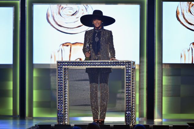 Beyonce accepts her Fashion Icon Award