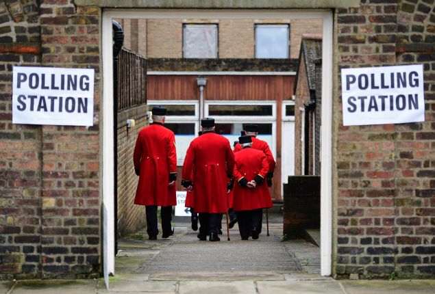 Chelsea pensioners are ushered into a polling station to cast their ballot papers at the Royal Hospital in Chelsea, west London on June 23, 2016, as Britain holds a referendum to vote on whether to remain in, or to leave the European Union (EU). Millions of Britons began voting Thursday in a bitterly-fought, knife-edge referendum that could tear up the island nation's EU membership and spark the greatest emergency of the bloc's 60-year history. / AFP / LEON NEAL