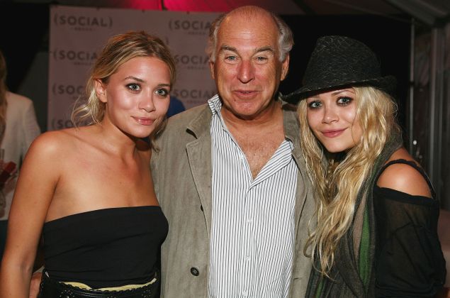 Here's Mary Kate and Ashley Olsen with Jimmy Buffet in the Hamptons. Is that a smile we see?!