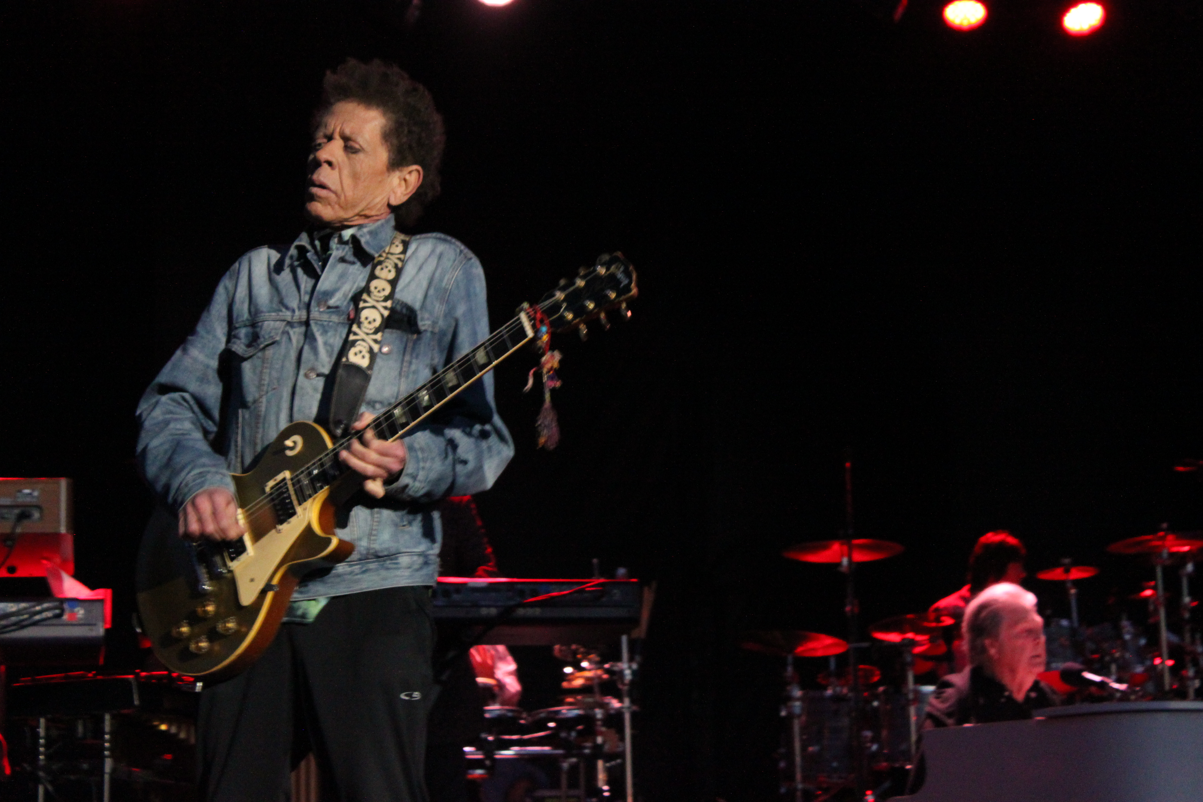 Blondie Chaplin shredding while Brian Wilson calmly sits at his keys
